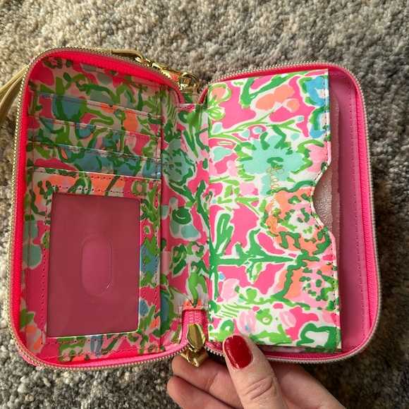 Lilly Pulitzer wristlet
 Flamingo pink
BRAND NEW - Picture 3 of 3